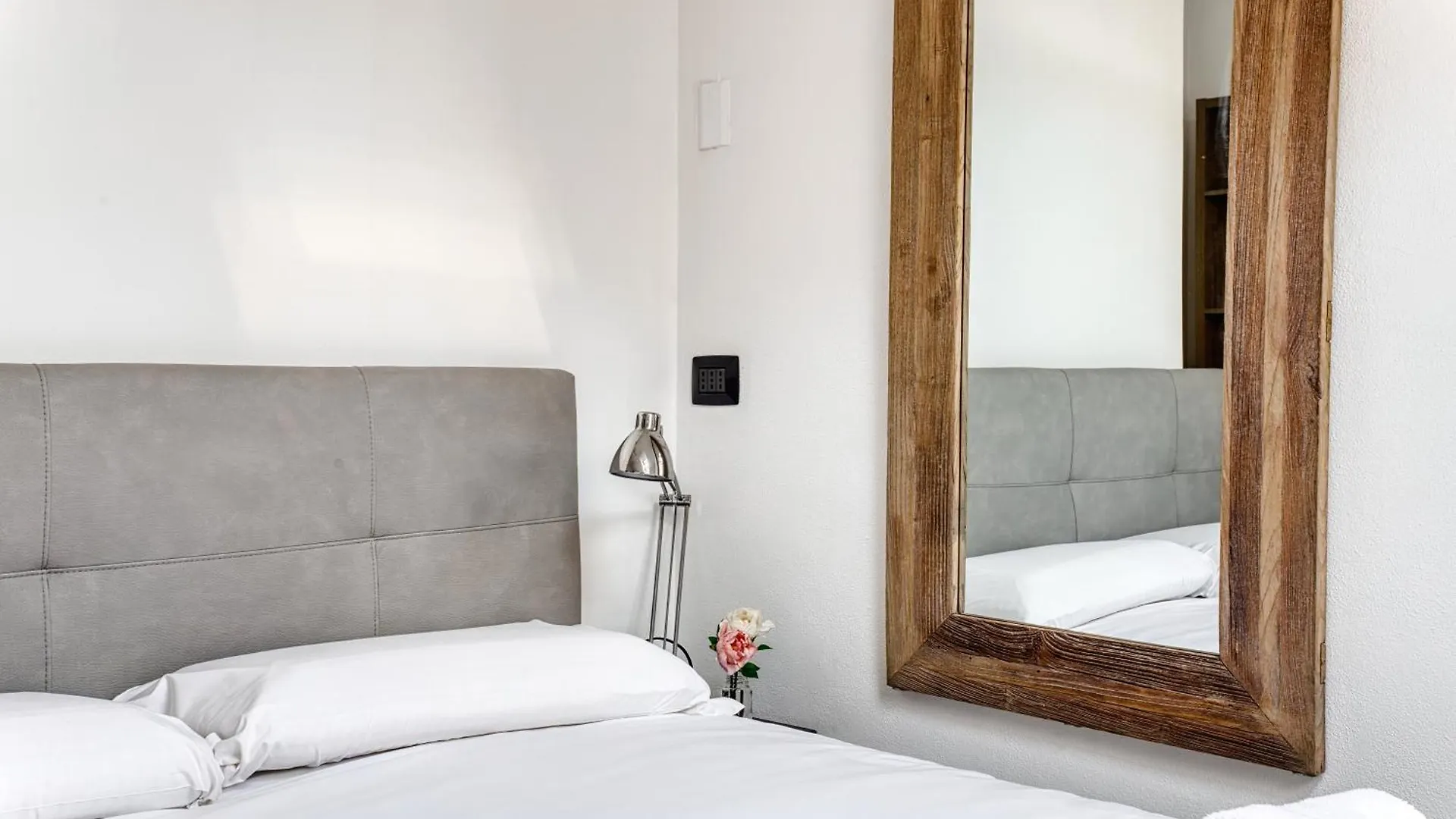 Cozy One Bedroom Apt Close 2 Public Transportation Milan Italy