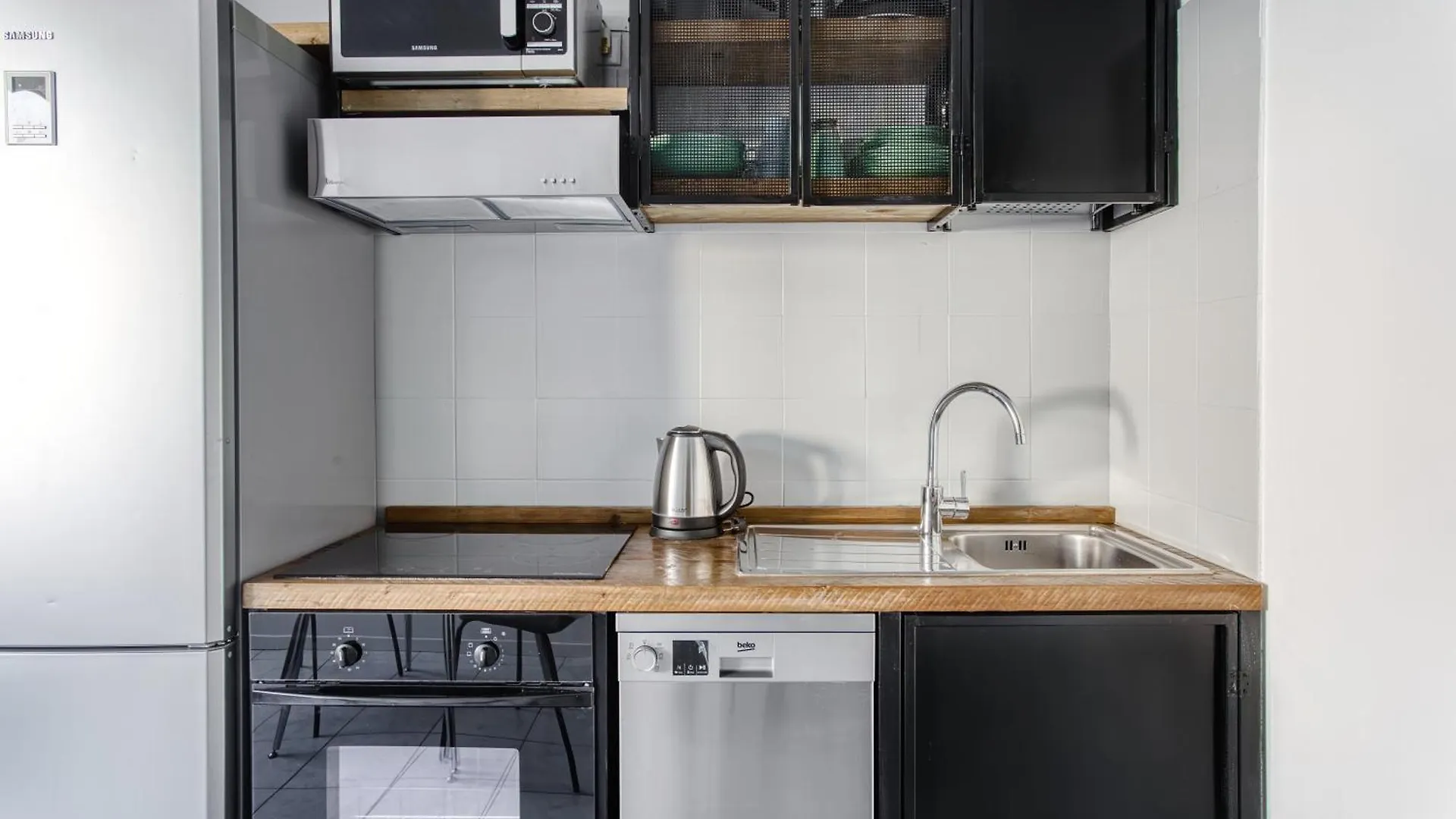 Cozy One Bedroom Apt Close 2 Public Transportation Milan Italy